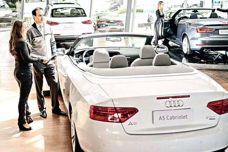
	Loja da Audi em S&atilde;o Paulo: Audi, BMW e Mercedes-Benz comercializaram 13.936 ve&iacute;culos de janeiro a abril
 (Alexandre Battibugli/EXAME)