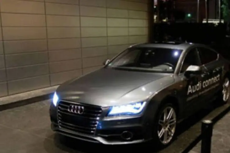 
	Audi mostra tecnologia que permite autom&oacute;vel da vaga e ir em dire&ccedil;&atilde;o ao motorista de forma aut&ocirc;noma
 (The Verge)