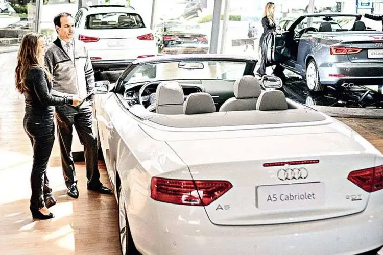 
	Loja da Audi em S&atilde;o Paulo: empresa vendeu mais carros de luxo do que a concorrente Mercedes-Benz pela primeira vez no ano
 (Alexandre Battibugli/EXAME)