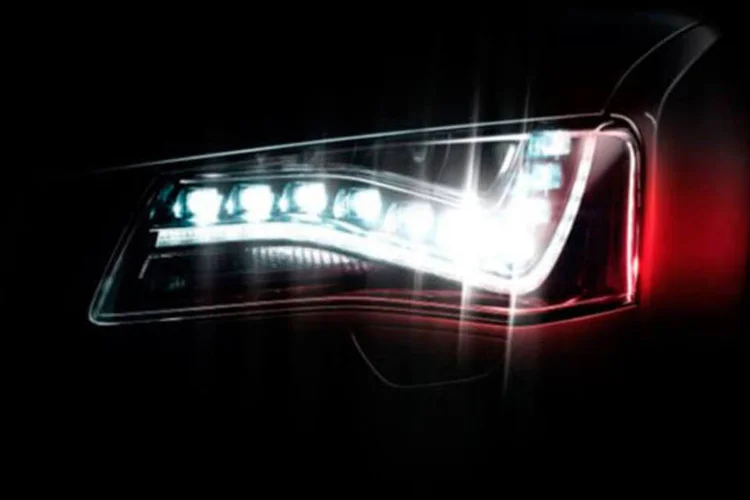 Farol de LED da Audi: a mais recente tecnologia de farol da Audi conecta LEDs controlados por computador a uma câmera para evitar o brilho dos faróis altos sobre até oito veículos (Divulgação/Audi)