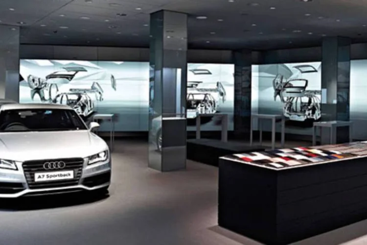 Showroom virtual da Audi, em Londres: Com a loja, a Audi busca manter um diálogo mais próximo e pessoal com o público (Divulgação)