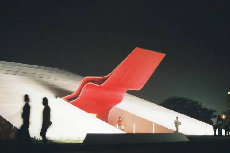 Conjunto Ibirapuera:  Inaugurado em 21 de agosto de 1954, o conjunto de edifícios projetados por Oscar Niemeyer e paisagismo de Burle Marx ocupa uma área de 1,5 milhão de metros quadrados (Wikimedia Commons)