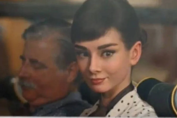 Atriz viaja de ônibus pela Costa Amalfitana na década de 1950, enquanto tira um chocolate de sua bolsa e observa um homem na rua (Reprodução)
