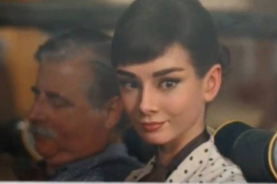 Comercial ressuscita Audrey Hepburn e causa polêmica