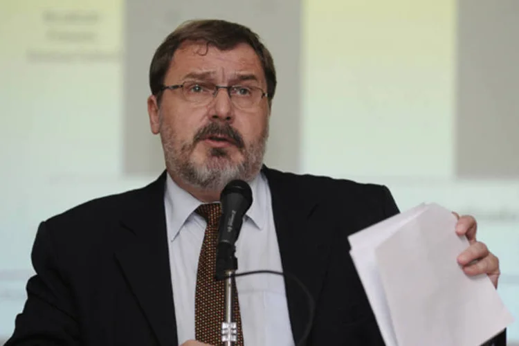 O secretário do Tesouro, Arno Augustin: o secretário do Tesouro ressaltou que a redução ficará em 20% em praticamente todas as regiões do país (Wilson Dias/ABr)