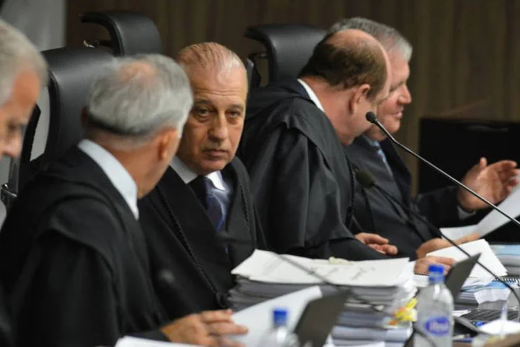 
	Augusto Nardes e outros ministros do TCU: seja qual for a cifra, a verdade &eacute; que o governo ficar&aacute; muito longe da meta fiscal anunciada no in&iacute;cio do ano
 (Valter Campanato/Agência Brasil)