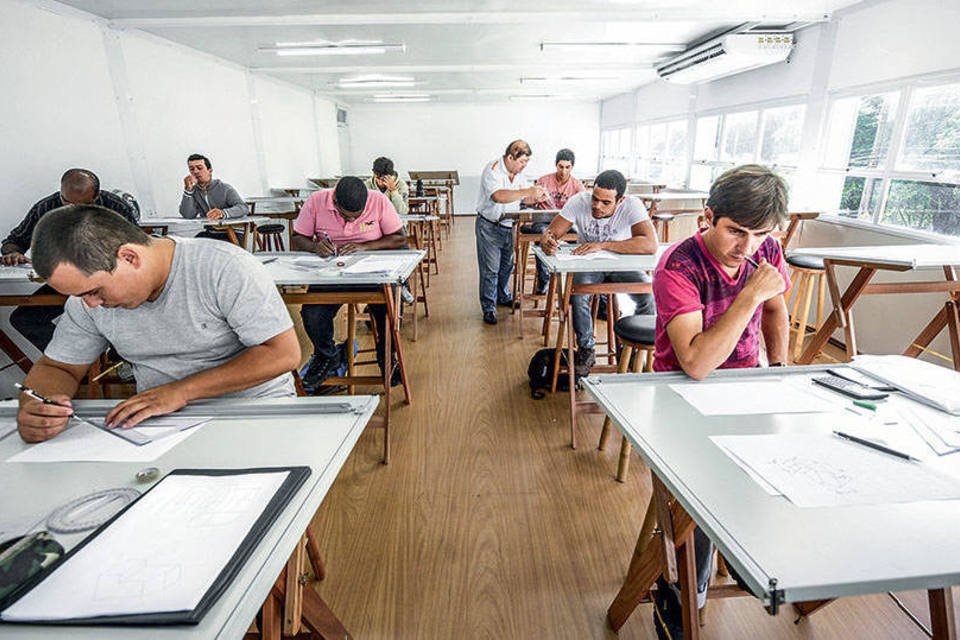 Fies deve oferecer 330 mil vagas em 2016