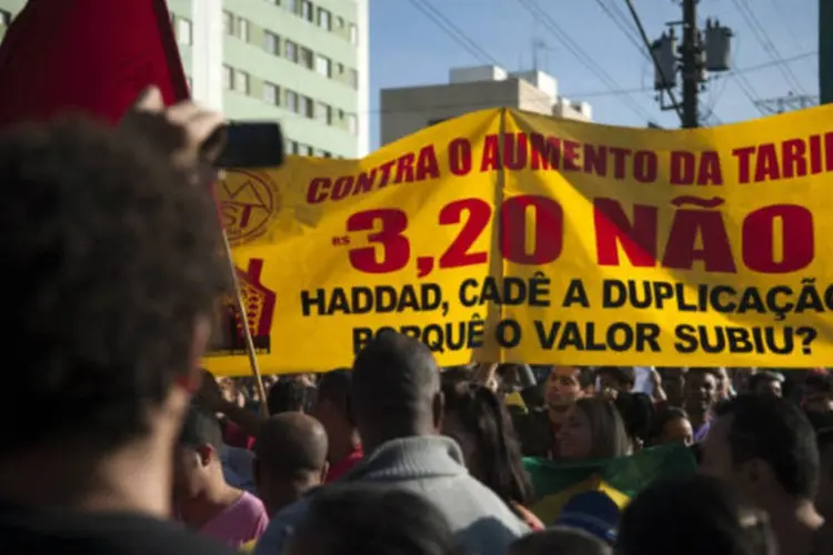 Manifestantes fazem protesto contra o aumento da tarifa do transporte em frente à subprefeitura do M'boi Mirim, zona sul de São Paulo (Marcelo Camargo/ABr)