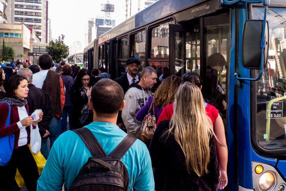 Motoristas de ônibus anunciam paralisação em SP nesta terça