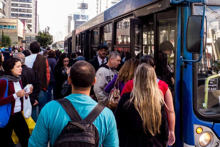 Transporte público: em São Paulo, trabalhador que ganha um salário mínimo gasta 17% dele para ir e voltar do trabalho (Rafael Neddermeyer/ Fotos Publicas)