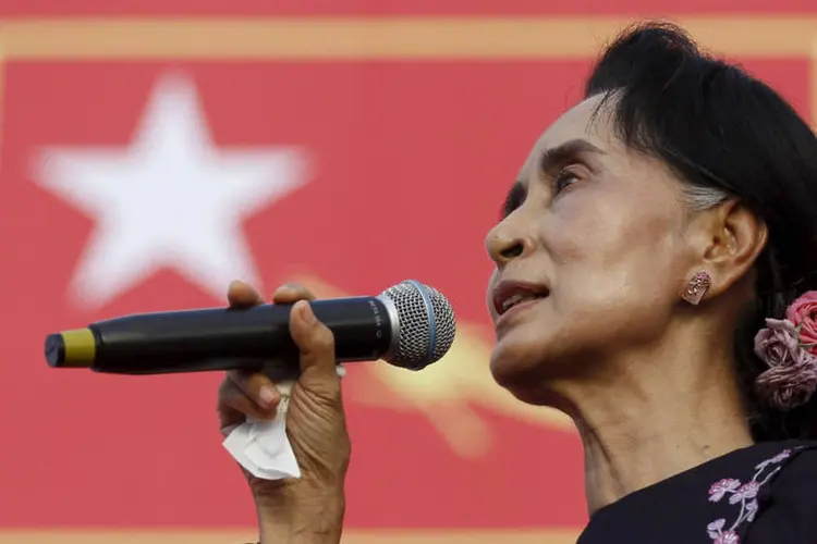 
	Elei&ccedil;&otilde;es de Mianmar: &quot;Gostar&iacute;amos de felicitar Aung San Suu Kyi por ter conquistado a aprova&ccedil;&atilde;o do povo&quot;
 (Soe Zeya Tun / Reuters)