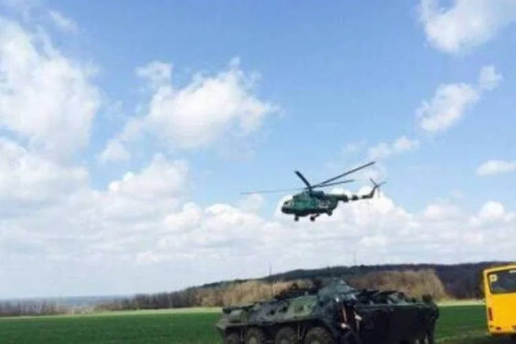 
	Slaviansk &eacute; sobrevoada por helic&oacute;ptero: &quot;opera&ccedil;&atilde;o punitiva&quot; organizada por for&ccedil;as ucranianas acabou com um plano de paz acertado com pot&ecirc;ncias ocidentais duas semanas atr&aacute;s
 (Aureliano Buendia/Twitter)