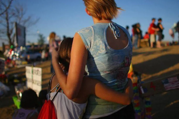 
	Memorial do massacre de Aurora: v&iacute;timas foram assassinadas no p&aacute;tio da escola Mount Vernon, na cidade de Newark, em Nova Jersey, em agosto de 2007
 (AFP/ Joe Raedle)