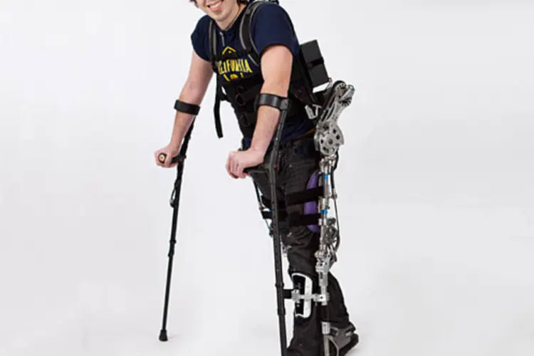 Austin Whitney, que é paraplégico, caminha com a ajuda de um exoesqueleto robótico (Universidade da Califórnia em Berkeley)