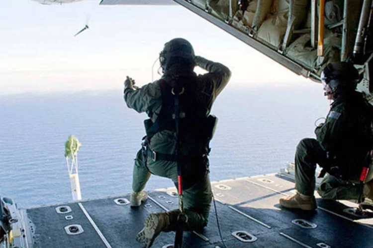 
	Membros da for&ccedil;a a&eacute;rea australiana durante buscas por avi&atilde;o desaparecido no Oceano &Iacute;ndico
 (REUTERS/Australian Defence Force/Handout)
