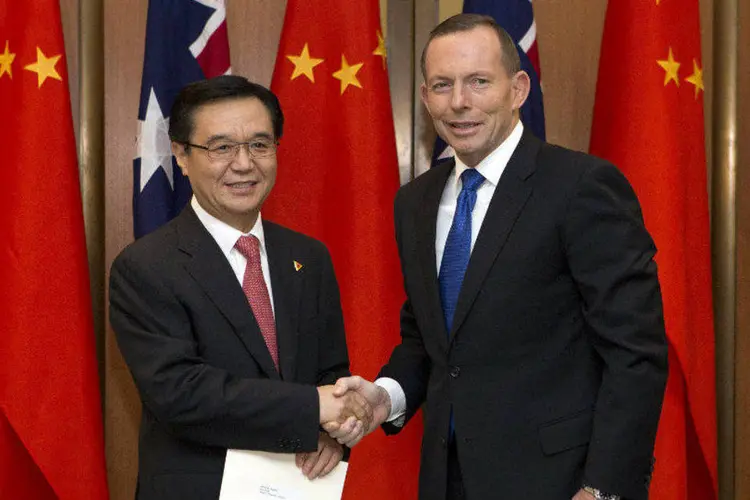 
	Primeiro-ministro da Austr&aacute;lia, Tony Abbott, com o ministro do Com&eacute;rcio da China, Gao Hucheng
 (REUTERS/POOL/Penny Bradfield)