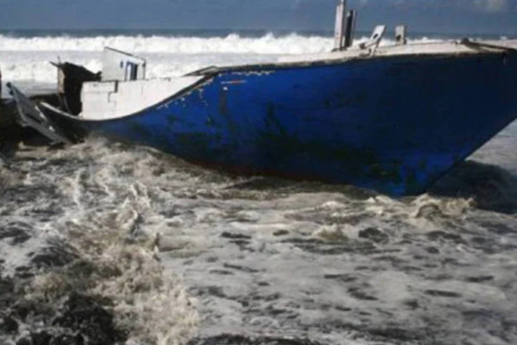 
	Os solicitantes de asilo iniciam a viagem na Indon&eacute;sia em navio: 25 pessoas foram resgatadas
 (Aman Rochman/AFP)