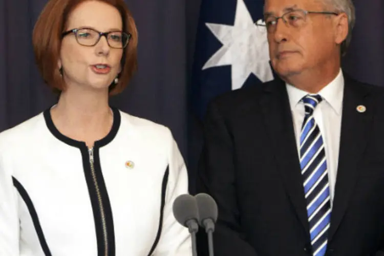 A primeira-ministra da Austrália Julia Gillard durante coletiva de imprensa ao lado do tesoureiro Wayne Swan (REUTERS/Andrew Taylor)