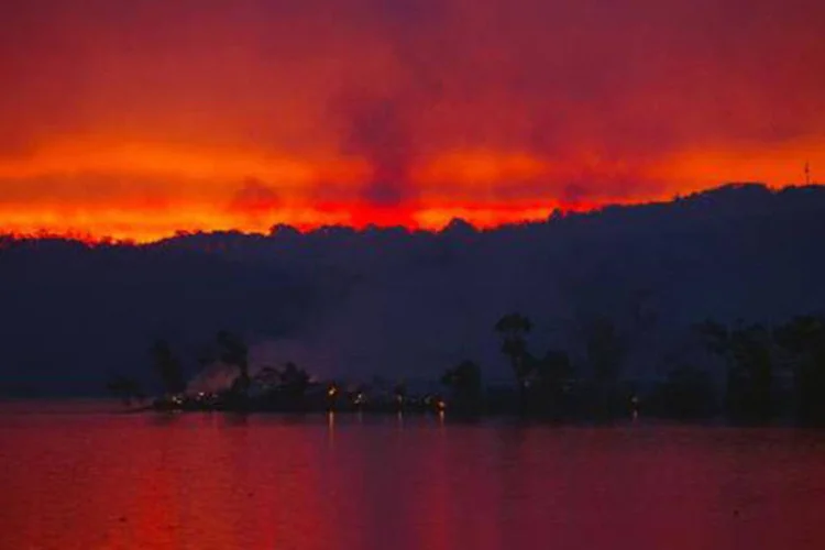 
	Chamas s&atilde;o vistas na paisagem de Adelaide, Austr&aacute;lia, regi&atilde;o atingida por fortes inc&ecirc;ndios
 (Brenton Edwards/AFP)