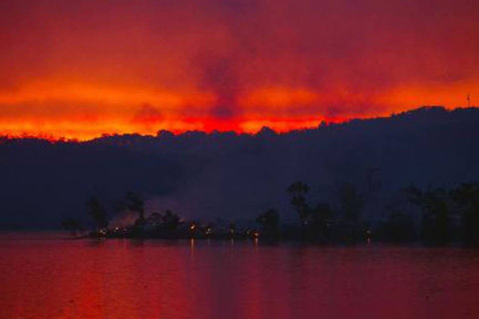 Incêndios descontrolados devastam sul da Austrália