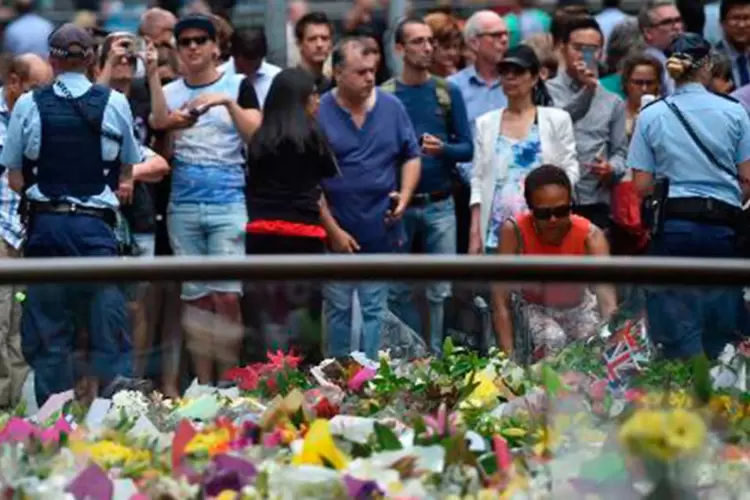 Australianos depositam flores em memorial criado perto do local do sequestro, no centro financeiro de Sydney
 (Peter Parks/AFP)