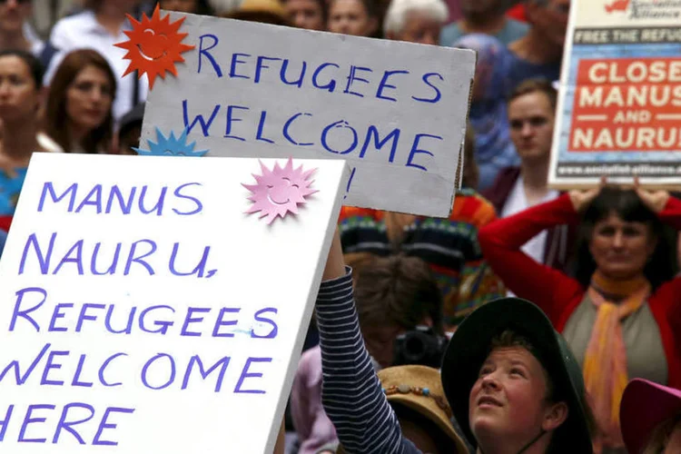 
	Australianos protestam contra campos de refugiados: &quot;O Minist&eacute;rio e seus provedores de servi&ccedil;os est&atilde;o trabalhando juntos para resolver a situa&ccedil;&atilde;o&quot;, informaram as autoridades
 (David Gray / Reuters)