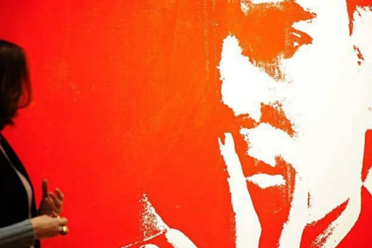 Um autorretrato gigante do líder da pop art, Andy Warhol, foi vendido em um leilão realizado nesta quarta-feira em Londres por 10,8 milhões de libras (17,3 milhões de dólares; 12,8 milhões de euros), o dobro do previsto pela casa de leilões Christie's (Alejandro Pagni/AFP)