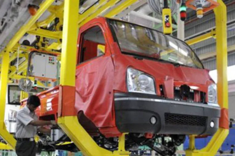 Linha de produção automotiva na Índia: economia cresceu 7,4%, enquanto previsão do governo era de 7,2% (Sajjad Hussain/AFP)