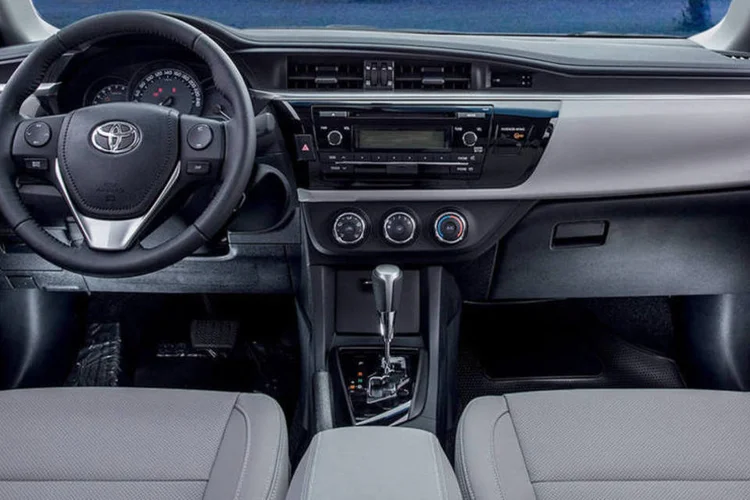Corolla GLi: a diferença de preços entre a versão manual e automática é de apenas R$ 300 (Christian Castanho)
