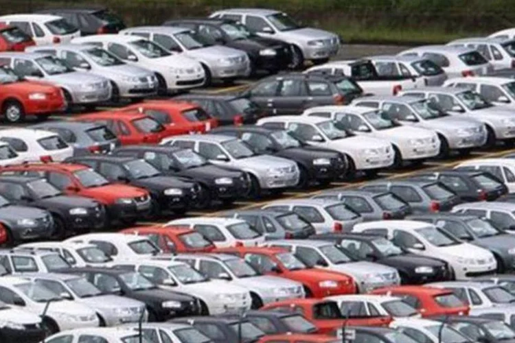 Automóveis estacionados: o setor automotivo é o que mais sofre com o quadro de retração (Paulo Whitaker/Reuters)