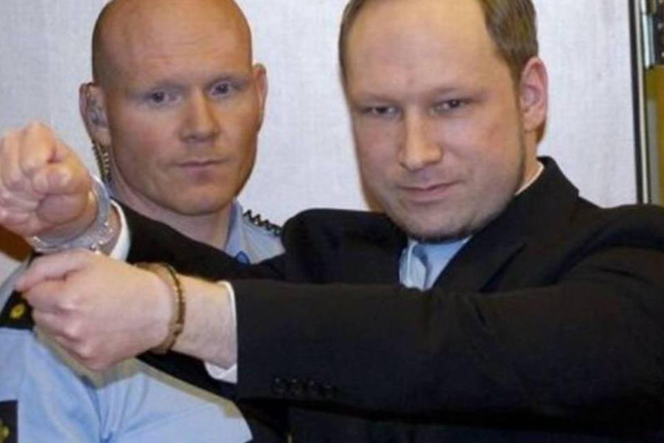 Breivik pede medalha de honra por massacre na Noruega