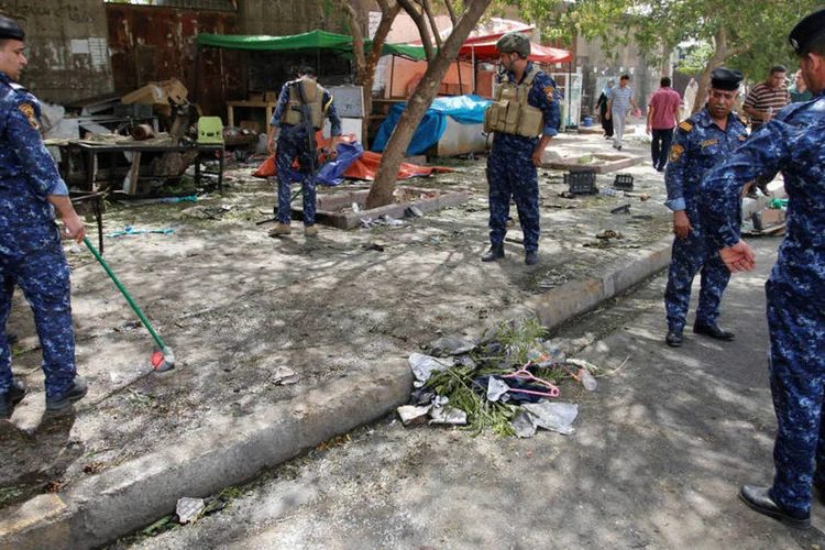 Homem-bomba: autoridades em local do ataque suicida em Bagdá, no Iraque (Reuters)