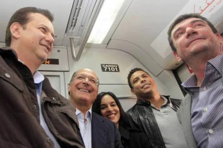 Ronaldo e autoridades viajaram para o local onde está sendo construído o estádio do Corinthians (José Luis da Conceição/ Flickr do Governo do Estado de São Paulo)