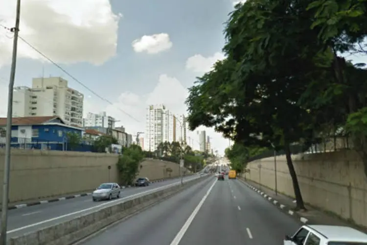 
	Avenida Vereador Jos&eacute; Diniz, S&atilde;o Paulo: carro ficou esmagado entre os dois coletivos, deixando as v&iacute;timas presas
 (Reprodução/Google Maps)