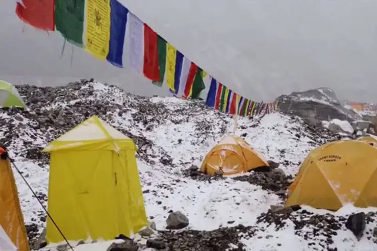 Imagem gravada pelo alpinista Jost Kobush mostra acampamento de alpinistas antes de ser atingido por avalanche (Divulgação/Youtube/Jost Kobush)