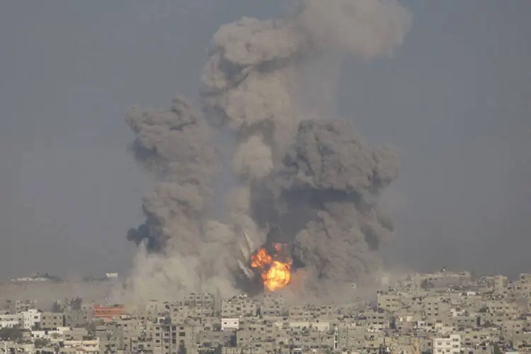 Fumaça e chamas são vistas na Cidade de Gaza, no que testemunhas disseram ter sido ataques de Israel (Ahmed Zakot/Reuters)