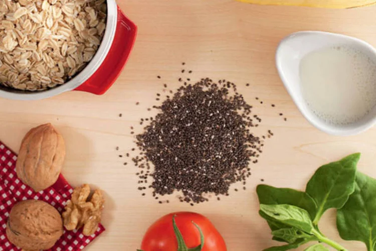 
	Alimentos, com chia em gr&atilde;os no centro: ao adicionar semente de chia (rica em fibras) &agrave; receita, voc&ecirc; diminui as chances de c&atilde;ibras
 (Alex Silva / Saúde)