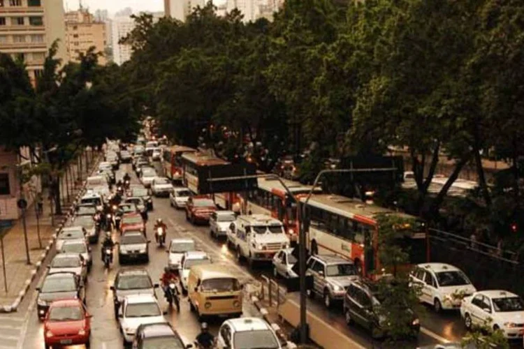 
	O protesto come&ccedil;ou por volta das 18h30 no Largo da Batata, zona oeste paulistana e passou pela Avenida Brigadeiro Faria Lima antes de chegar &agrave; Avenida Rebou&ccedil;as
 (Alexandre Battibugli/EXAME.com/Exame)