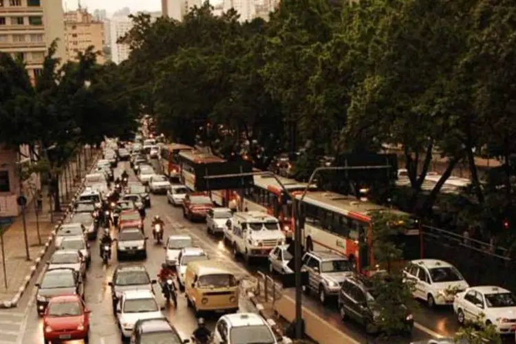 
	Manifestantes, com os rostos cobertos, depredaram lojas e ag&ecirc;ncias banc&aacute;rias na Avenida Rebou&ccedil;as. Um alambrado de um ponto de &ocirc;nibus tamb&eacute;m foi destru&iacute;do
 (Alexandre Battibugli/EXAME.com)