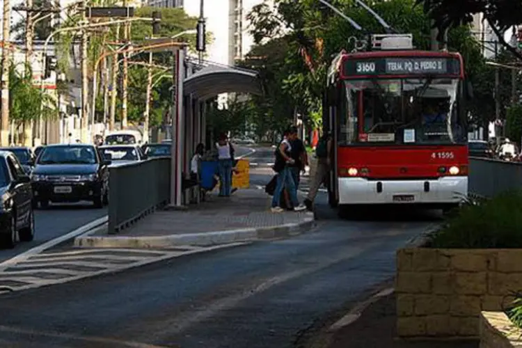 Avenida Paes de Barros, no bairro da Mooca, em São Paulo: em nota, os bombeiros informaram que dez viaturas estão trabalhando na operação de rescaldo. (Wikimedia Commons/Wikimedia Commons)