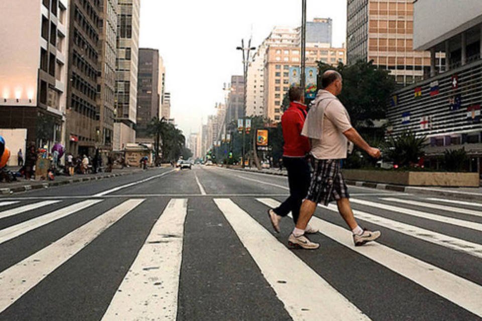 Homem nu é visto caminhando na Avenida Paulista