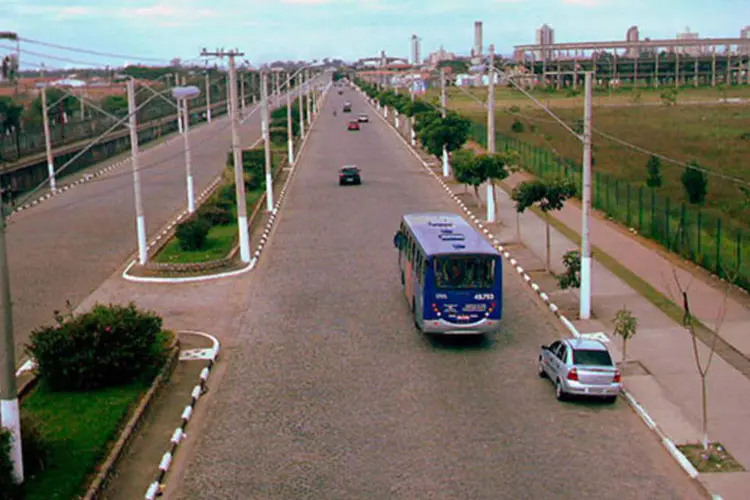 
	Avenida Brasil, Suzano: a prefeitura promete ainda troca de &ocirc;nibus e a cria&ccedil;&atilde;o de mais 300 paradas ao longo da cidade
 (João Paulo Chagas/Wikimedia Commons)