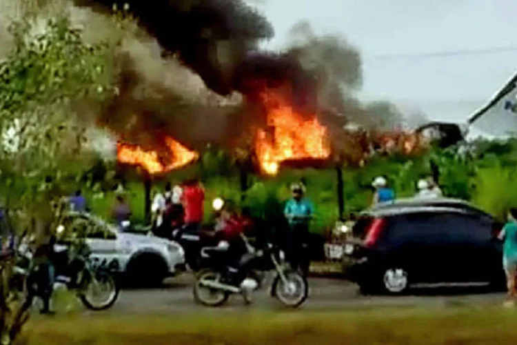 O bimotor foi encontrado por volta das 7 horas e, cerca de 30 minutos depois, equipes dos bombeiros fizeram o resfriamento da estrutura do avião (Reprodução/Youtube)