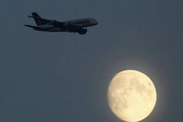 
	Avia&ccedil;&atilde;o: durante a viagem, o detido intimidou os comiss&aacute;rios de bordo ap&oacute;s consumir aproximadamente 375 mililitros de u&iacute;sque
 (.)