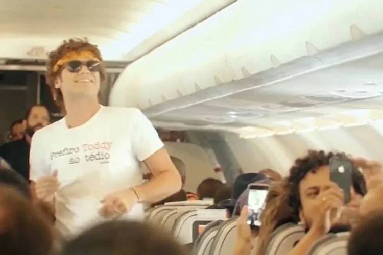 Avianca faz flash mob: ação visa conscientizar prevenção do HIV durante o Carnaval (Reprodução/YouTube/Avianca Brasil)