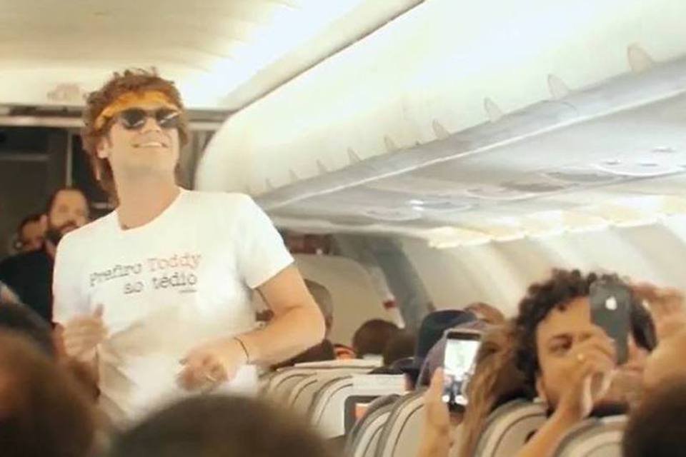 Avianca faz flash mob em voo com elenco do musical "Cazuza"