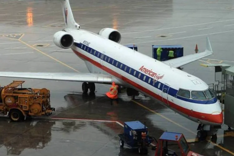 Avião da American Airlines em aeroporto: a companhia informou que as causas da falha ainda estão sendo apuradas (Bruce Bennett/AFP)