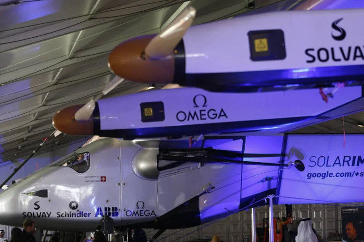 O avião Solar Impulse 2 é apresentado em aeroporto de Abu Dhabi (Ahmed Jadallah/Reuters)