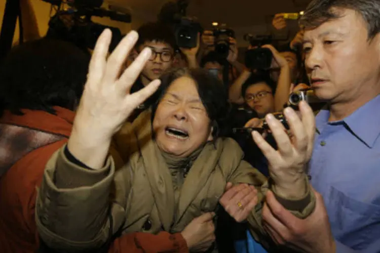 
	Uma parente de um dos passageiros do voo MH370 da Malaysia Airlines se desespera&nbsp;
 (REUTERS/Jason Lee)