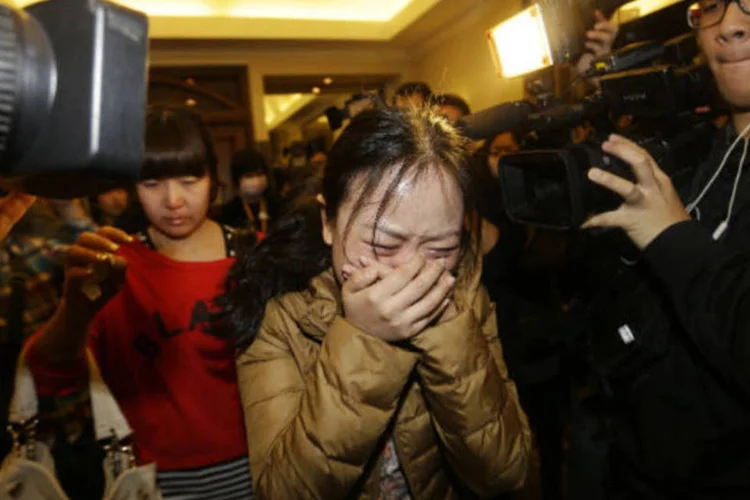 
	Uma parente de um dos passageiros do voo MH370 da Malaysia Airlines se desespera. H&aacute; uma semana, o avi&atilde;o est&aacute; desaparecido
 (REUTERS/Jason Lee)